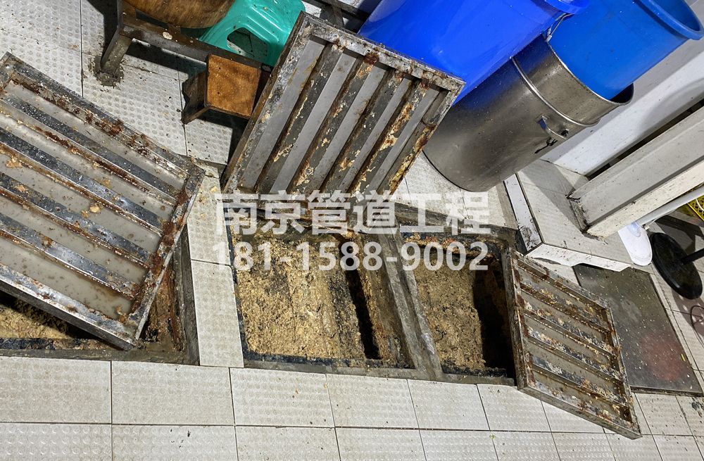 278社区城管中队食堂隔油池清理